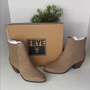 Frye Sandra Chelsea Leather Ankle Stitched Block Heel Size 9.5 Tan/Brown